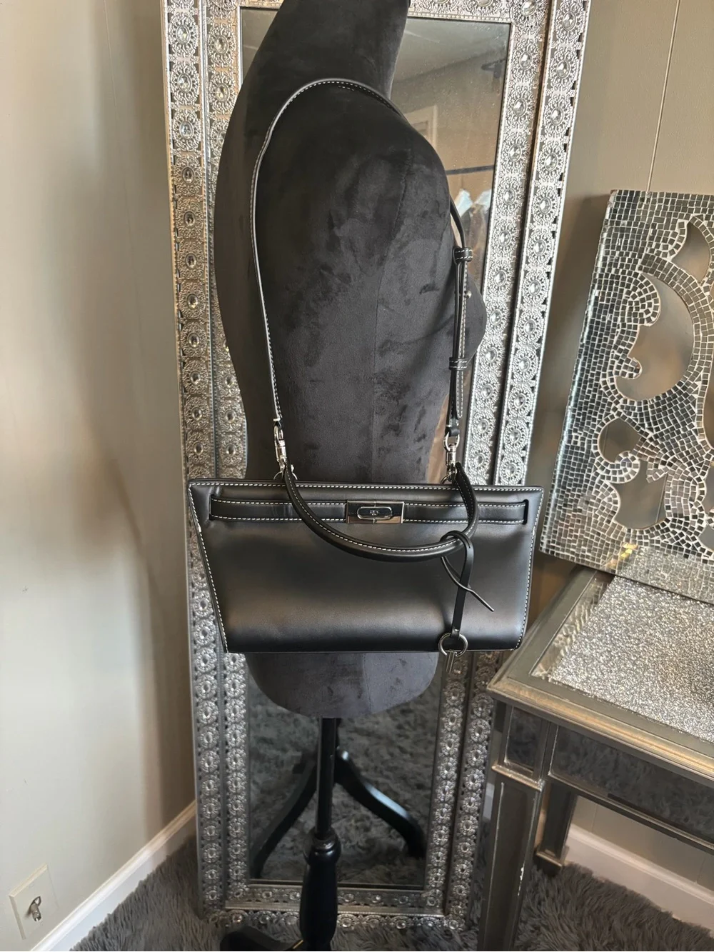 🌟Tory Burch Lee Radziwill Black Satchel Bag white White Lining⭐️